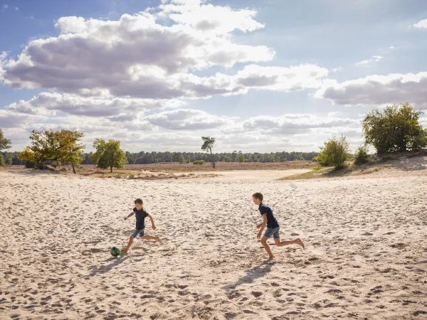 Jouer au football dans les dunes de Drunense.