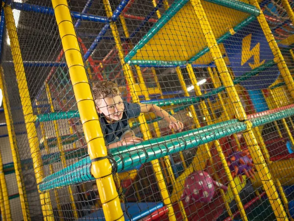 Terrain de jeux intérieur pour les enfants au camping Roan Het Genieten.