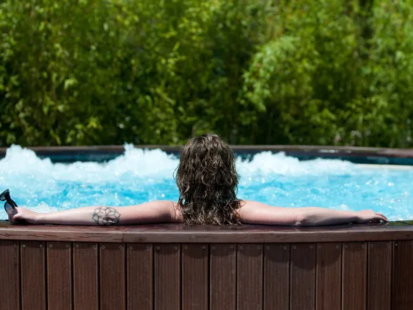 Jacuzzi à proximité des hébergements du camping d'Orbetello.