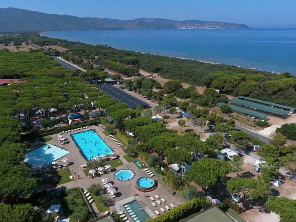 photo de drone de la piscine du camping d'Orbetello.