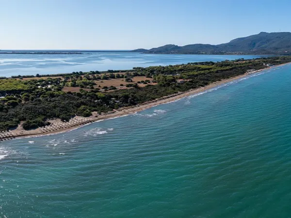 Vue de drone de la plage du camping d'Orbetello.