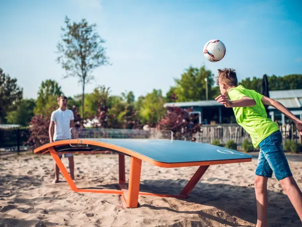 Match de Teqball au camping Roan Ackersate.