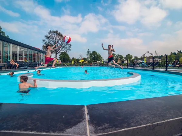 Piscine extérieure au camping Roan Ackersate.