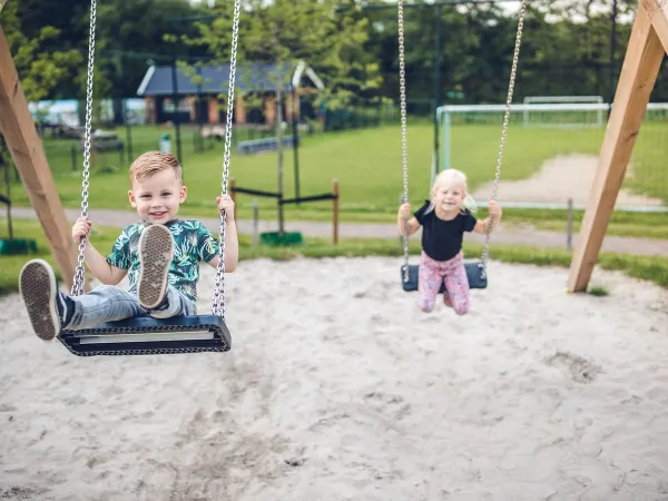 Enfants bercés au camping Roan Ackersate.