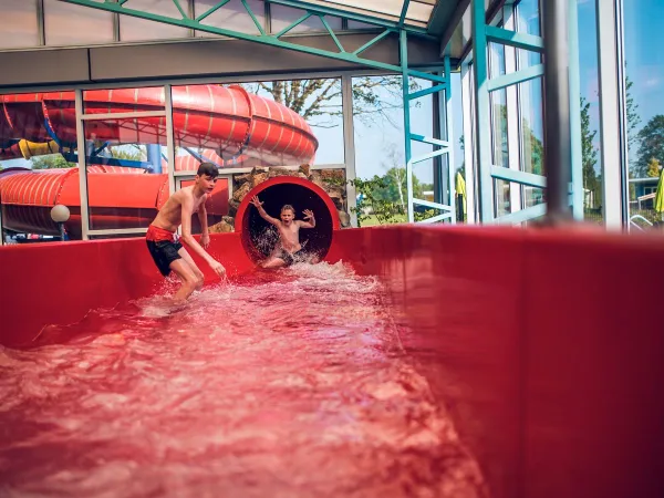 Plaisir de l'eau dans le toboggan du camping Roan Ackersate.