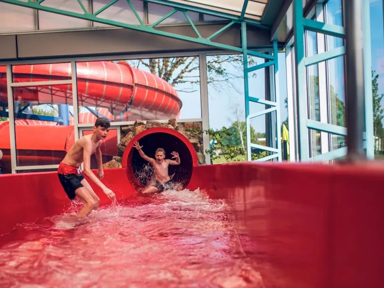 Plaisir de l'eau dans le toboggan du camping Roan Ackersate.