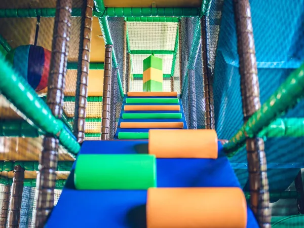 Aire de jeux intérieure au camping Roan Ackersate.