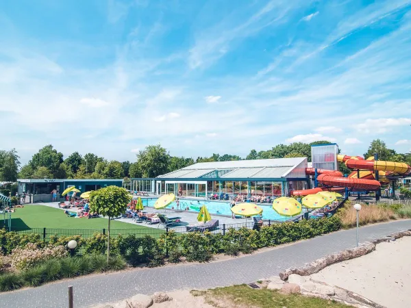 Piscine intérieure et extérieure avec toboggans au camping Roan Ackersate.