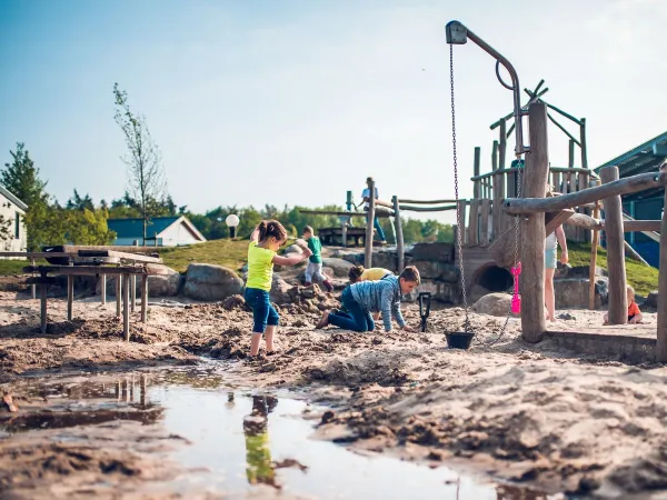 Vallée d'eau avec jeux et équipements de jeux d'eau au camping Roan Ackersate.