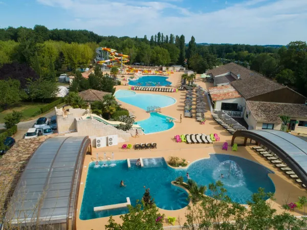 Aperçu des piscines couvertes du camping Roan Château de Fonrives.