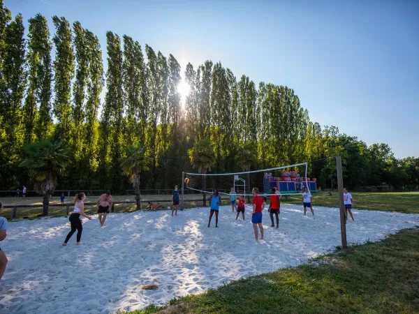 Beach volley au camping Roan Château de Fonrives.