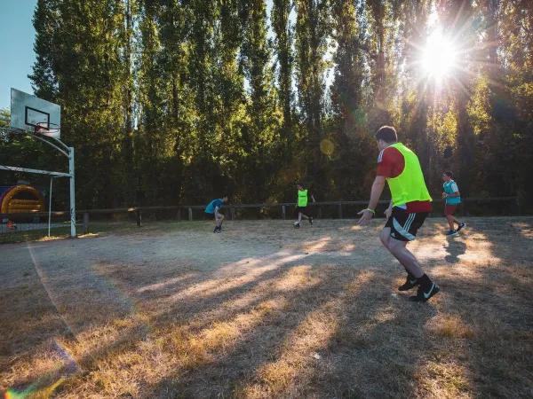 Jouer au football sur le terrain multisports du camping Roan Château de Fonrives.