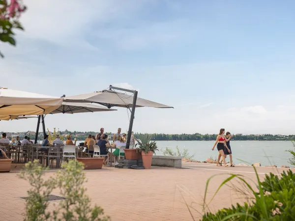 Terrasse au bord de l'eau au camping Roan Del Garda.