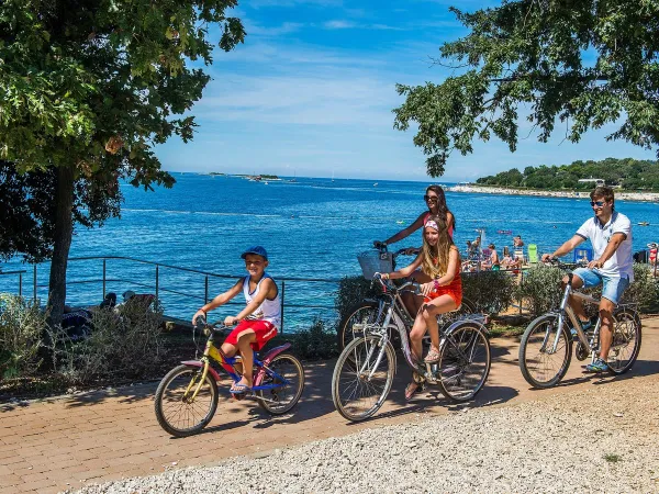 Cyclisme le long de la côte au camping Roan Bijela Uvala.