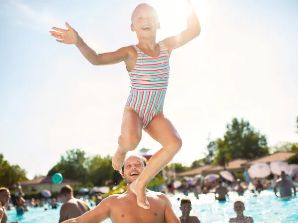 Enfant sautant dans la piscine.