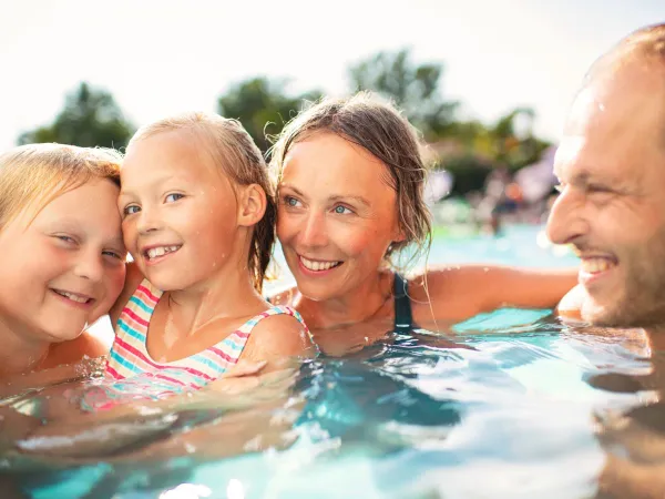 Plaisir familial dans la piscine du camping Roan Cala Gogo.