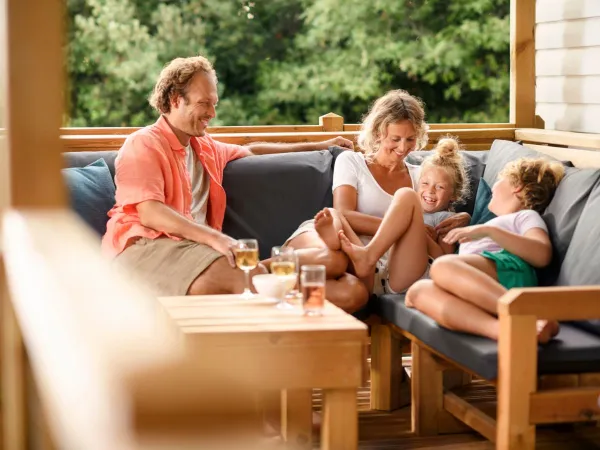 La famille s'amuse dans le salon de l'hébergement Roan.