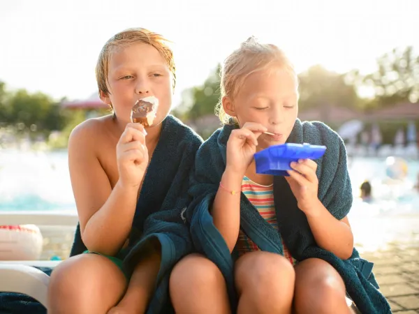 Des enfants mangent des glaces au Roan camping des Ormes.