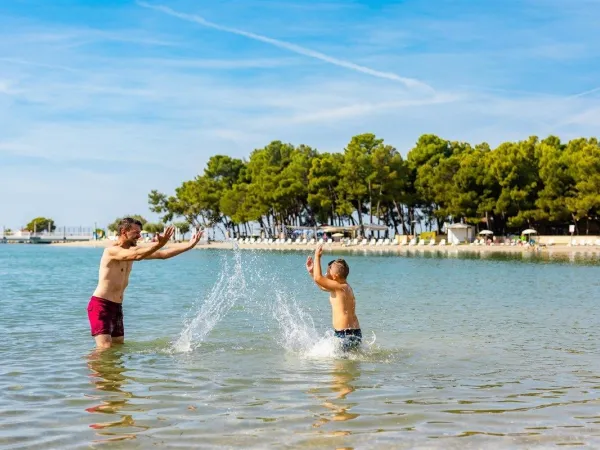 Plaisir aquatique à la plage près du camping Roan Stella Maris.