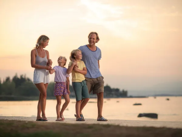 Amusement familial sur la plage à proximité du camping Roan La Sirène.