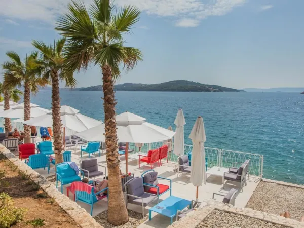 Terrasse avec vue sur la mer au camping Roan Amadria Park Trogir.