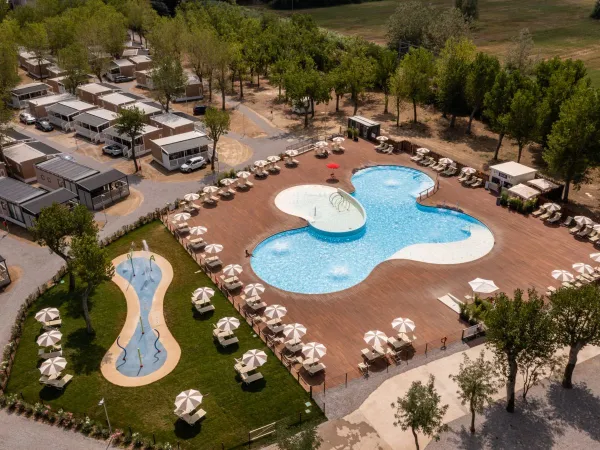 Piscine et parc à jets d'eau au camping Roan Rimini Family Village.