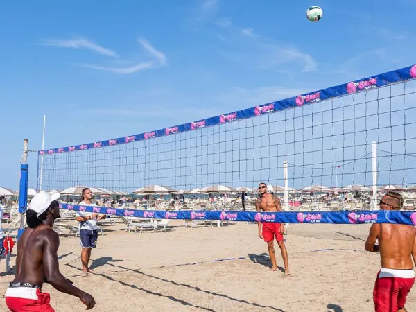 Volley-ball de plage au camping Roan Rimini Family Village.