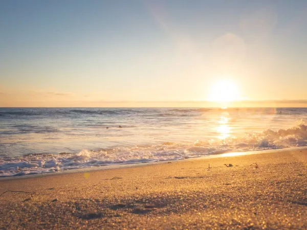 Soleil couchant sur la plage du camping Roan Rimini Family Village.