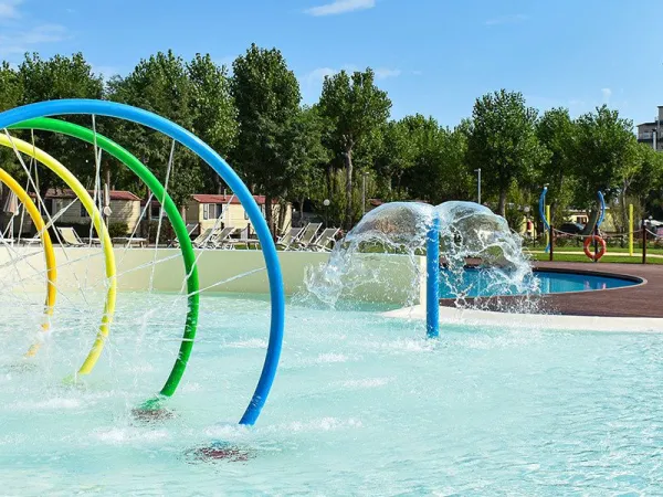 Parc à jets d'eau dans la piscine du camping Roan Rimini Family Village.