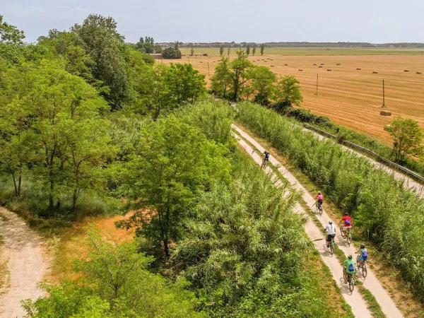 De belles pistes cyclables près du camping Roan Rimini Family Village.