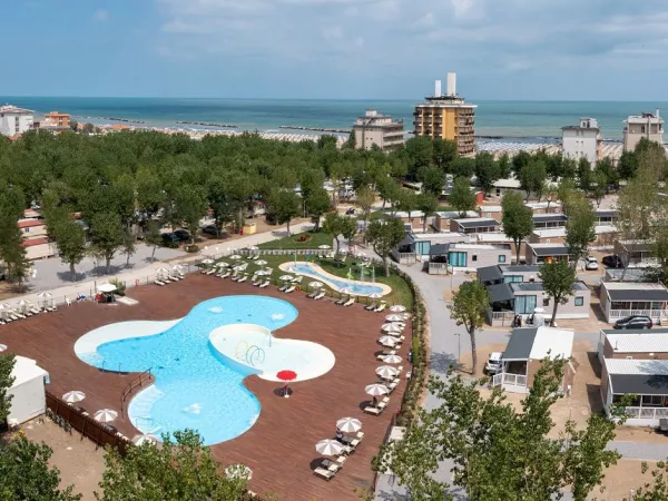 Vue d'ensemble du camping et de la plage au Roan camping Rimini Family Village.