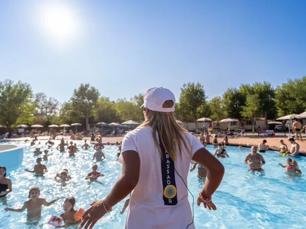 Animations au bord de la piscine du camping Roan Rimini Family Village.