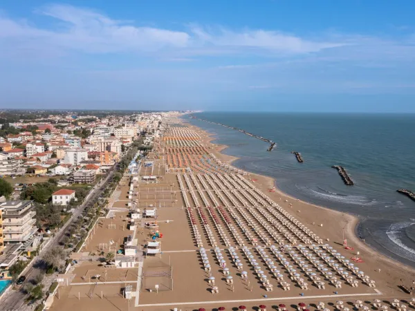 Vue d'ensemble du littoral avec plage de sable au camping Roan Rimini Family Village.