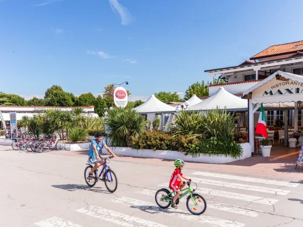 Enfants cyclistes au camping Roan San Francesco.