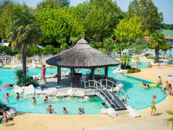 Piscine d'ambiance au Roan camping Tahiti.