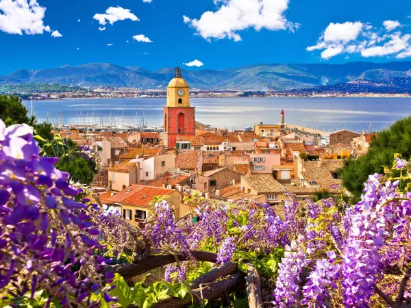 La ville de Saint-Tropez près du camping Roan Domaine Naïades.