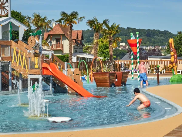 Aire de jeux aquatiques au camping Roan La Vallée.