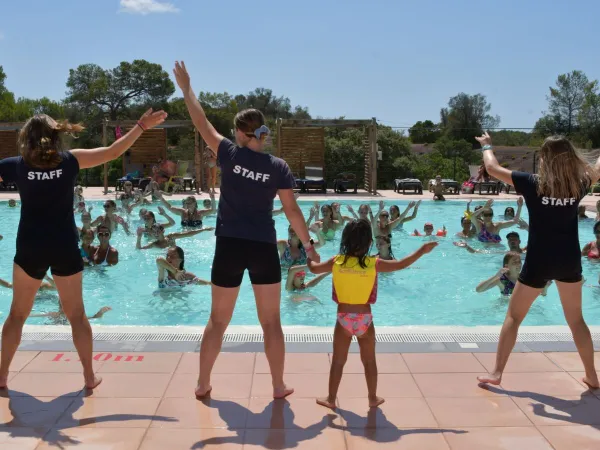 Animation de la piscine au camping Roan La Pierre Verte.