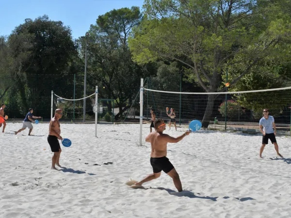 Terrains de badminton au camping Roan La Pierre Verte.