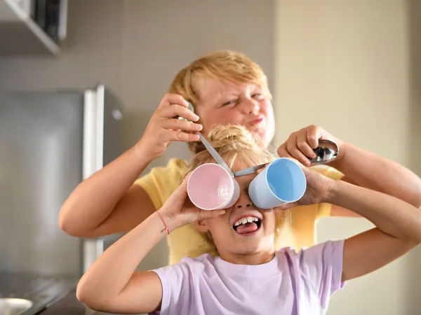 Enfants jouant au camping Roan La Pierre Verte.