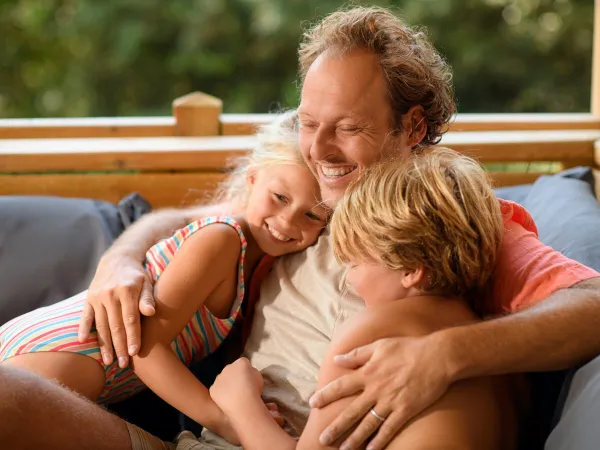 La famille s'amuse dans le salon de l'hébergement Roan.