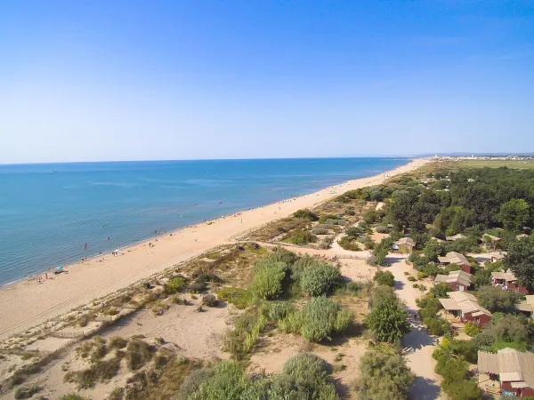 La plage de sable du Roan camping Serignan Plage.