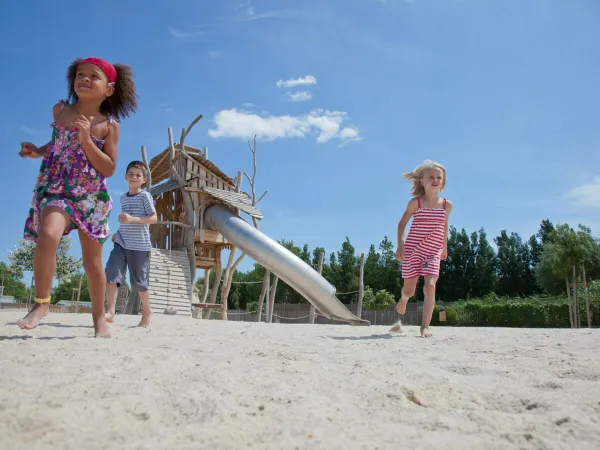 Petite aire de jeux au Roan camping Serignan Plage.