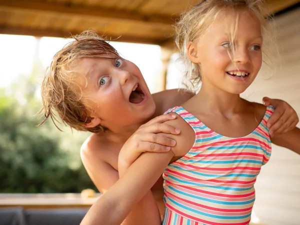 Enfants jouant dans le salon.