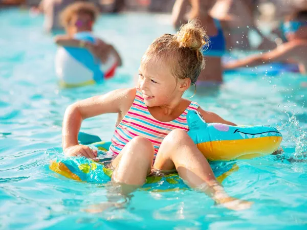 enfants dans la piscine du camping Roan Rosselba.