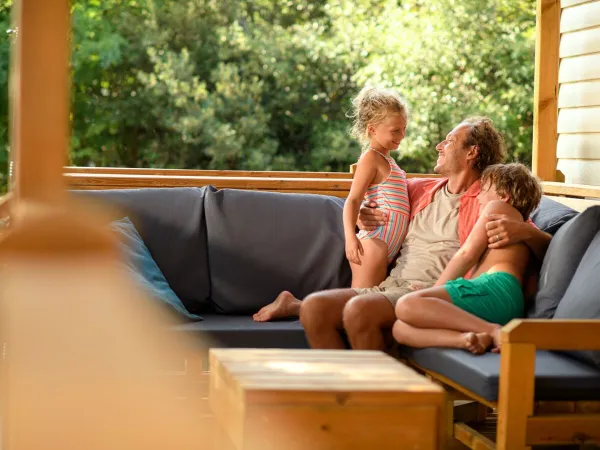 Amusement en famille dans le salon d'un hébergement Roan au camping Montescudaio.