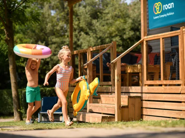 Jouer autour de l'hébergement au camping Roan hu Altomincio village.