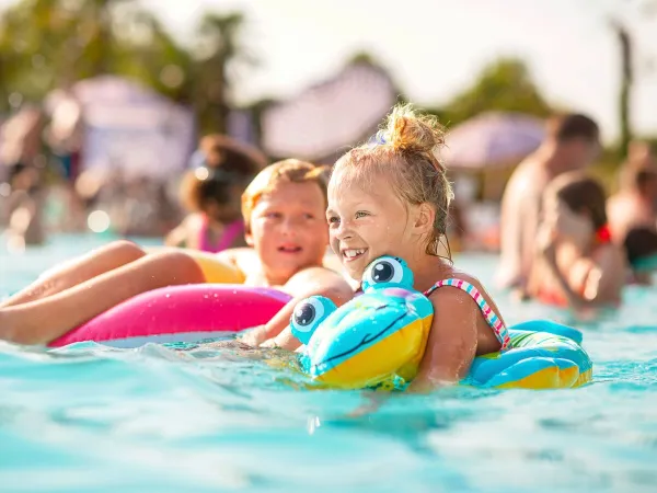 Enfants se baignant au camping Roan Zelena Laguna.