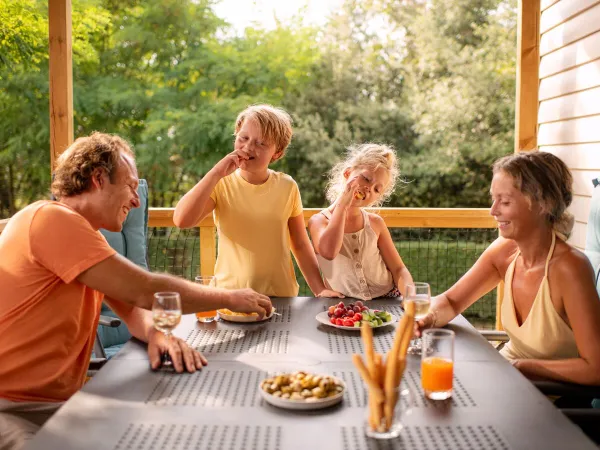 Boire à une table de luxe au camping Roan Bi Village.