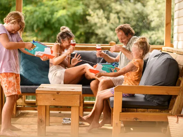 Plaisir de l'eau sur la véranda du salon au camping Roan Valkanela.